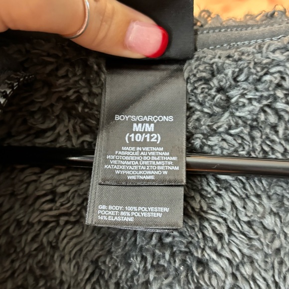 Black Boys North Face with Gray fur on Inside - Picture 6 of 6